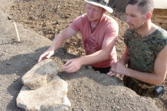 П. В. Соков (слева) и О. П. Кирячёк с древними жерновами на месте археологических раскопок. Фото В.А. Цветкова.